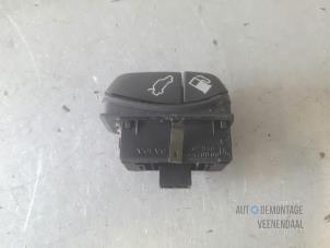 Used Tank cap cover switch Volvo V70 (GW/LW/LZ) 2.5 10V Price € 9,00 Margin scheme offered by Autodemontage Veenendaal BV
