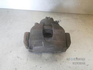 Used Front brake calliper, left Renault Scénic II (JM) 1.6 16V Price € 15,00 Margin scheme offered by Autodemontage Veenendaal BV