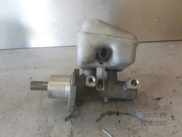 Master cylinder from a Opel Astra G (F08/48) 1.6 16V 2000
