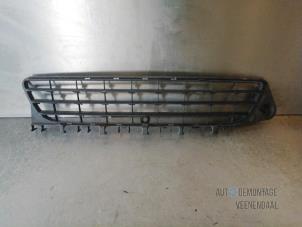 Used Grille Opel Signum (F48) 2.2 DGI 16V Price € 20,00 Margin scheme offered by Autodemontage Veenendaal BV