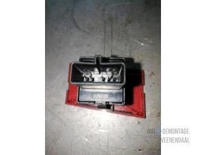 Used Panic lighting switch Opel Signum (F48) 2.2 DGI 16V Price € 5,25 Margin scheme offered by Autodemontage Veenendaal BV