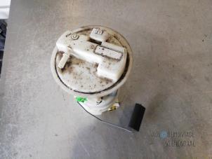 Usados Bomba eléctrica de combustible Renault Clio III (BR/CR) 1.4 16V Precio € 20,00 Norma de margen ofrecido por Autodemontage Veenendaal BV