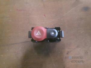 Used Panic lighting switch Renault Clio III (BR/CR) 1.4 16V Price € 5,00 Margin scheme offered by Autodemontage Veenendaal BV