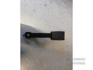 Used Front seatbelt buckle, right Renault Clio III (BR/CR) 1.4 16V Price € 12,10 Inclusive VAT offered by Autodemontage Veenendaal BV