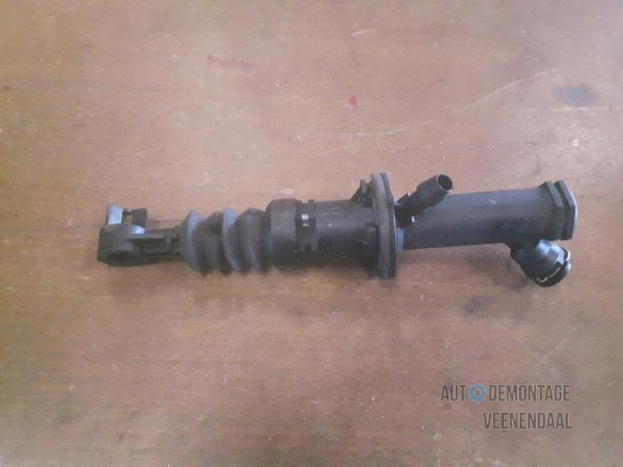 Clutch slave cylinder from a Renault Clio III (BR/CR) 1.4 16V 2006
