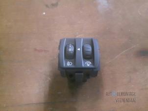 Used AIH headlight switch Renault Clio III (BR/CR) 1.4 16V Price € 5,00 Margin scheme offered by Autodemontage Veenendaal BV
