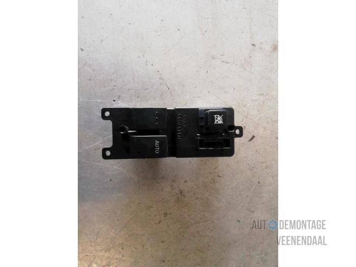 Usados Interruptor combinado de ventanillas Mazda RX-8 (SE17) 1.3 Renesis Precio € 38,50 Norma de margen ofrecido por Autodeleninkleur
