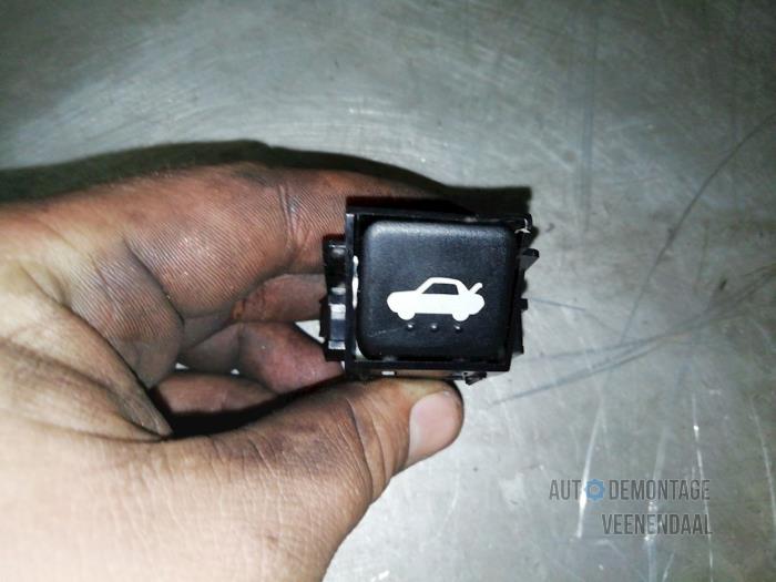 Schalter Heckklappe van een Mazda RX-8 (SE17) M5 2009