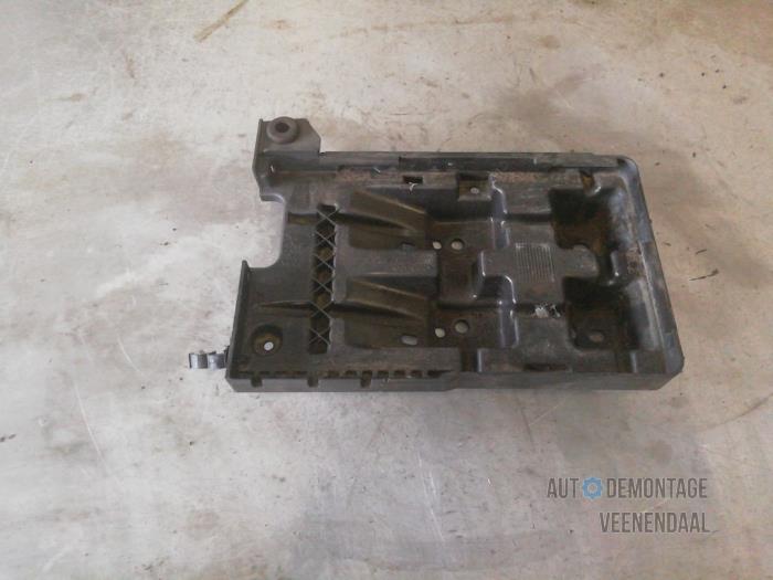 Begagnade Batterilåda Volvo V40 (VW) 1.8 16V Pris € 9,90 Marginaltabell erbjuds av Autodeleninkleur