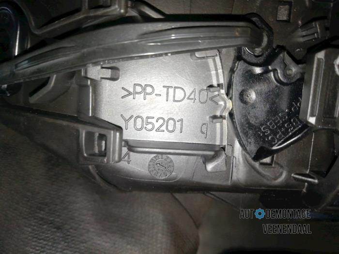 Kratka wentylacyjna deski rozdzielczej z Peugeot 3008 I (0U/HU) 1.6 HDiF 16V 2011