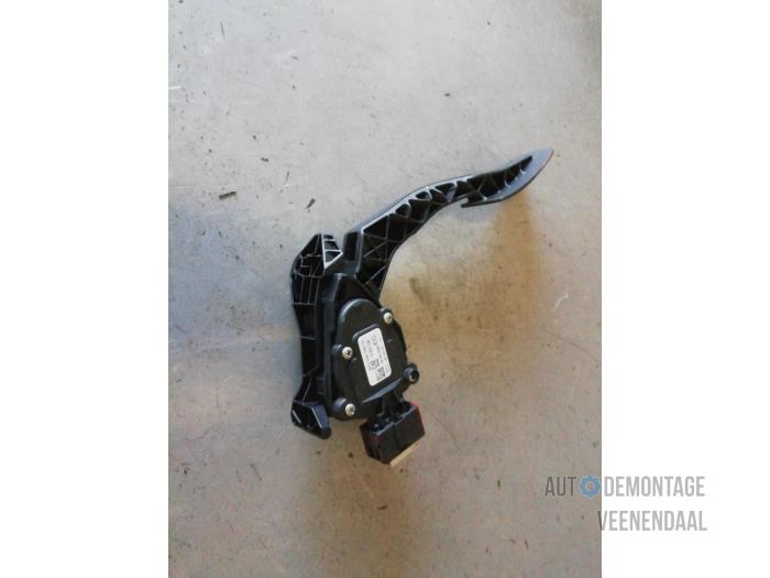 Accelerator pedal from a Opel Astra J (PC6/PD6/PE6/PF6) 1.4 16V ecoFLEX 2010