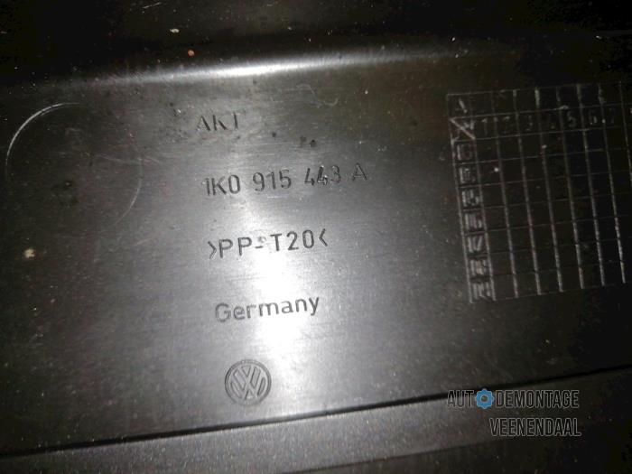 Pojemnik na akumulator z Volkswagen Golf V (1K1) 2.0 FSI 16V 2004