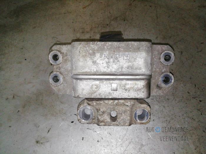Engine mount from a Volkswagen Golf V (1K1) 2.0 FSI 16V 2004