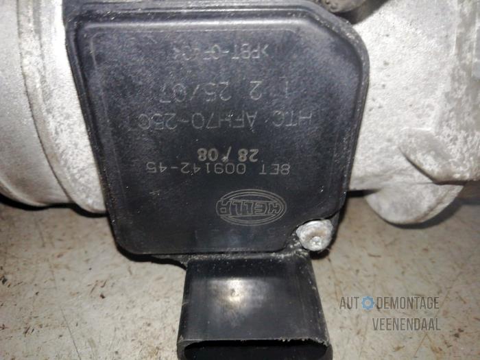 Luftmassenmesser van een Audi A4 Avant (B6) 2.5 TDI 24V 2002