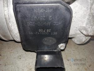 Luftmassenmesser van een Audi A4 Avant (B6) 2.5 TDI 24V 2002