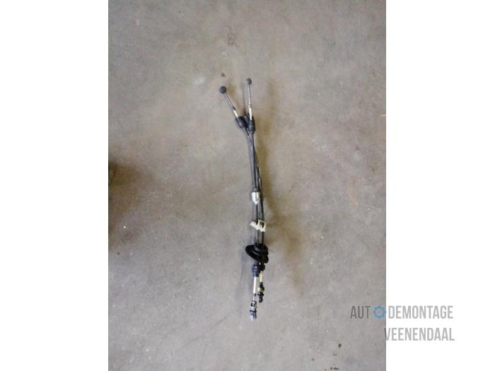 Gearbox shift cable from a Peugeot 208 I (CA/CC/CK/CL) 1.6 e-HDi FAP 2014