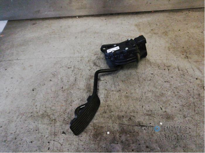 Accelerator pedal from a Opel Astra H (L48) 1.4 16V Twinport 2010