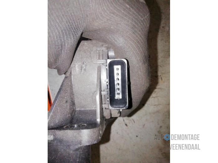 Accelerator pedal from a Opel Astra H (L48) 1.4 16V Twinport 2010