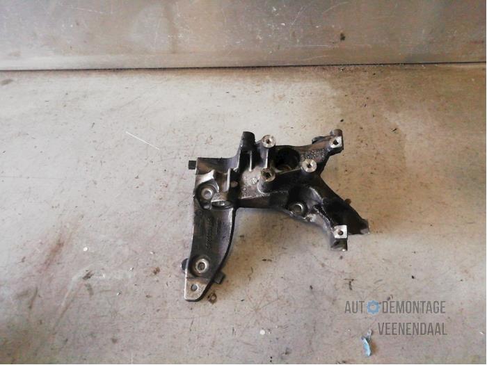 Usagé Support dynamo haut Peugeot 208 I (CA/CC/CK/CL) 1.6 e-HDi FAP Prix € 38,50 Règlement à la marge proposé par Autodeleninkleur