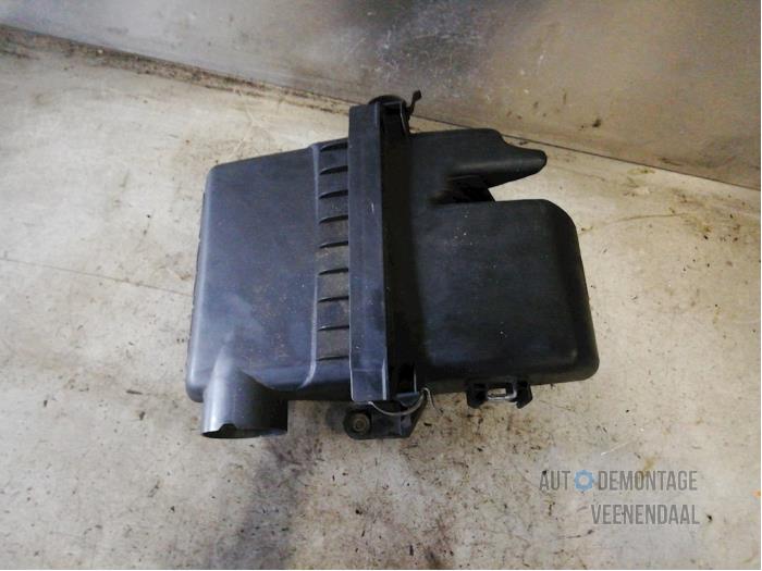 Begagnade Luftfilterhus Toyota Yaris (P1) 1.0 16V VVT-i Pris € 19,80 Marginaltabell erbjuds av Autodeleninkleur