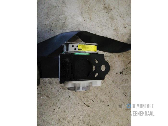Front seatbelt, right from a Toyota Yaris II (P9) 1.0 12V VVT-i 2007