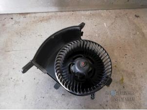 Usados Motor de ventilador de calefactor Renault Scénic II (JM) 1.6 16V Precio € 35,70 Norma de margen ofrecido por Autodemontage Veenendaal BV