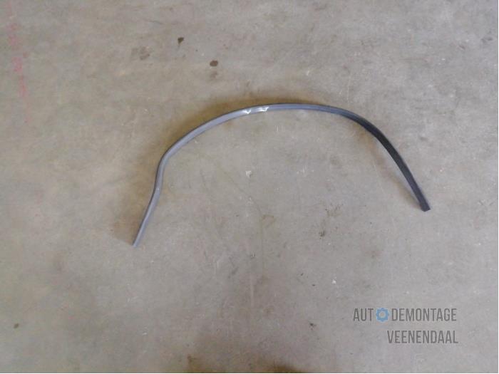 Bonnet rubber from a Volkswagen Golf VII (AUA) 1.6 TDI 16V 2014