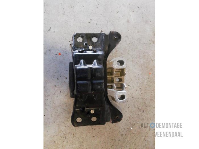 Gearbox mount from a Volkswagen Golf VII (AUA) 1.6 TDI 16V 2014