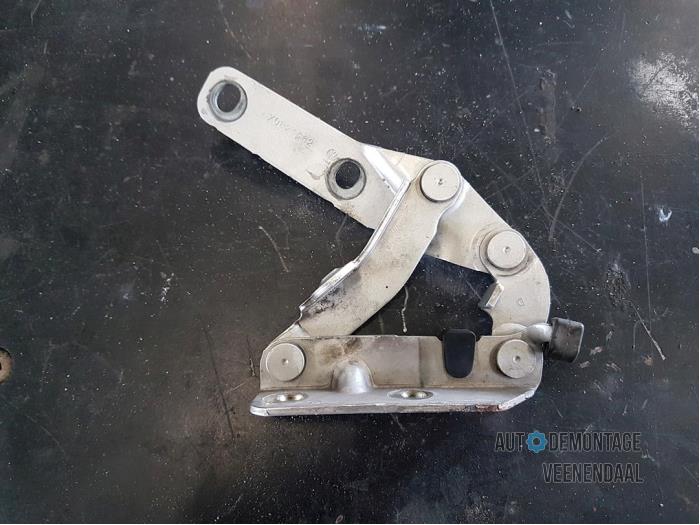 Bonnet Hinge from a Volkswagen Lupo (6X1) 1.2 TDI 3L 2001