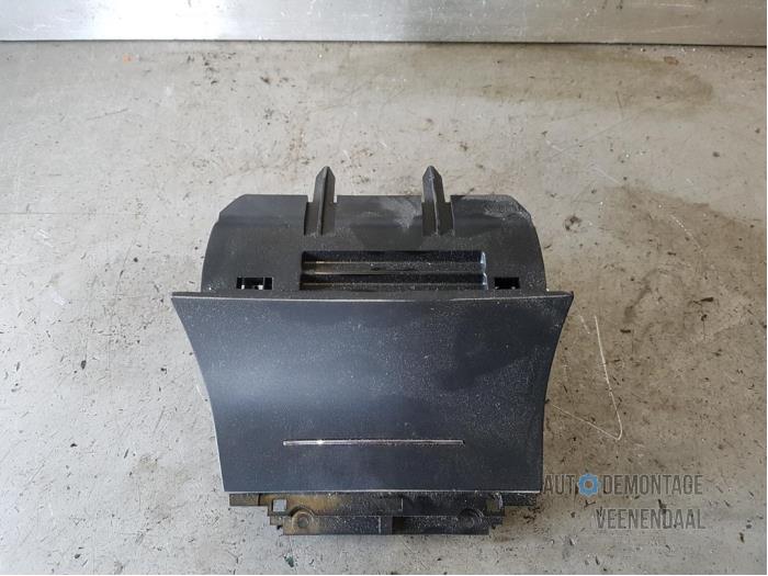 Begagnade Askkopp, fram Skoda Octavia (1Z3) 2.0 Turbo FSI 16V RS Pris € 20,00 Marginaltabell erbjuds av Autodeleninkleur