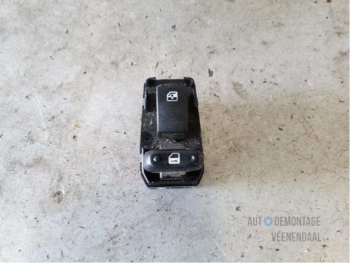 Usados Interruptor de ventanilla eléctrica Chevrolet Evanda 2.0 16V Precio € 5,00 Norma de margen ofrecido por Autodeleninkleur