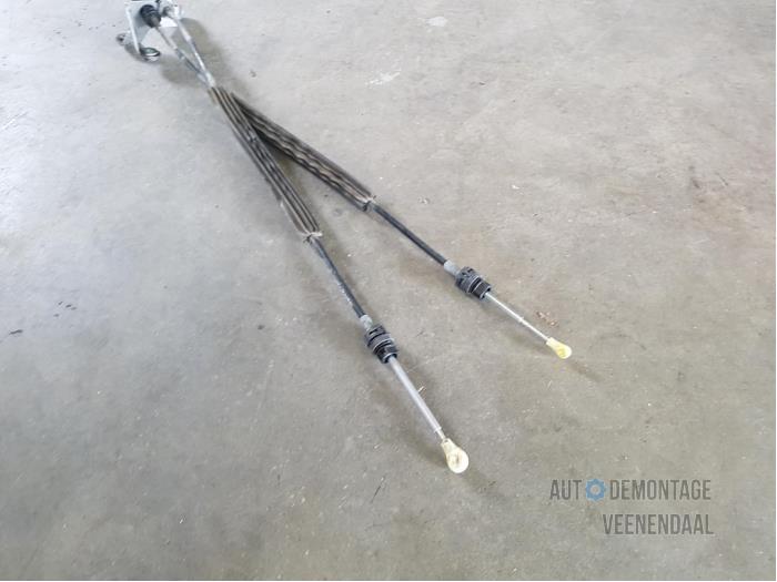 Gearbox shift cable from a Volkswagen Golf V (1K1) 1.6 FSI 16V 2006