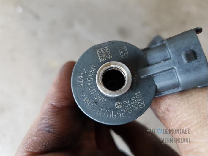 Injector (diesel) from a Peugeot 208 I (CA/CC/CK/CL) 1.6 e-HDi FAP 2014