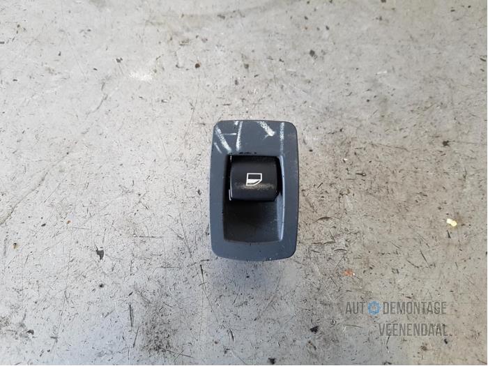 Usados Interruptor de ventanilla eléctrica BMW 1 serie (E87/87N) 116i 1.6 16V Precio € 5,00 Norma de margen ofrecido por Autodeleninkleur