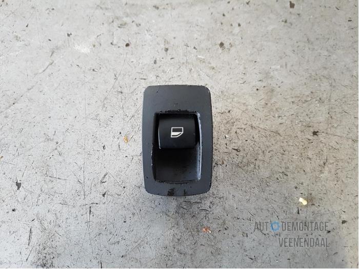 Usados Interruptor de ventanilla eléctrica BMW 1 serie (E87/87N) 116i 1.6 16V Precio € 5,00 Norma de margen ofrecido por Autodeleninkleur