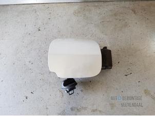 Used Tank cap cover Renault Clio III (BR/CR) 1.4 16V Price € 19,00 Margin scheme offered by Autodemontage Veenendaal BV