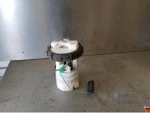 Used Electric fuel pump Renault Clio III (BR/CR) 1.4 16V Price € 50,00 Margin scheme offered by Autodemontage Veenendaal BV