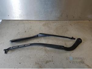 Used Front wiper arm BMW 3 serie (E90) 320i 16V Price € 20,00 Margin scheme offered by Autodemontage Veenendaal BV