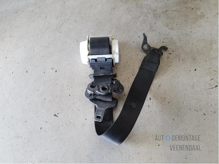 Front seatbelt, left from a BMW 3 serie (E90) 320i 16V 2006