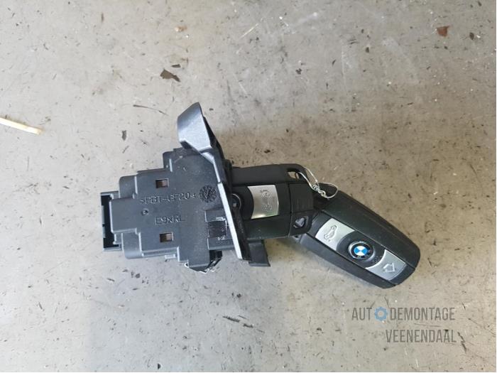 Ignition lock + computer from a BMW 3 serie (E90) 320i 16V 2006