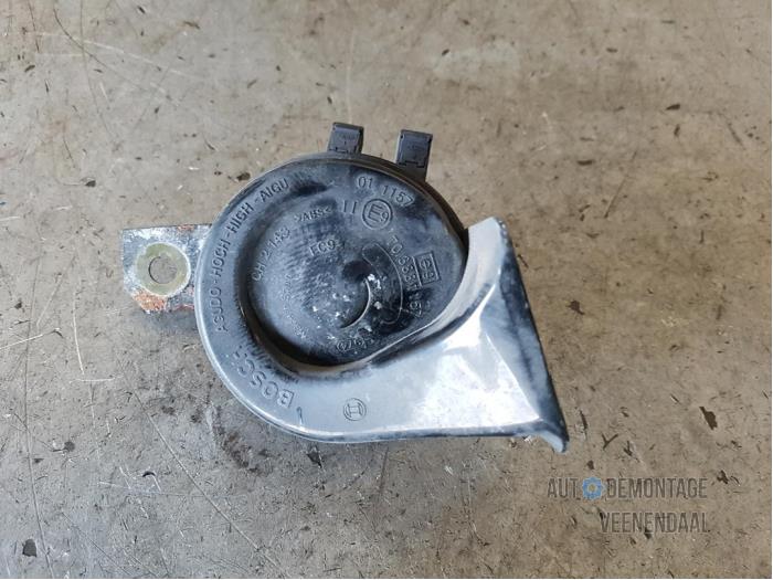 Horn from a Nissan Note (E11) 1.4 16V 2007