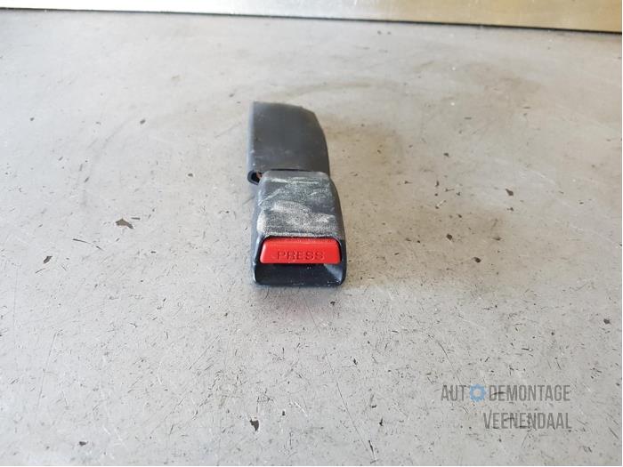 Rear seatbelt buckle, right from a Toyota Celica (ZZT230/231) 1.8i 16V 2004