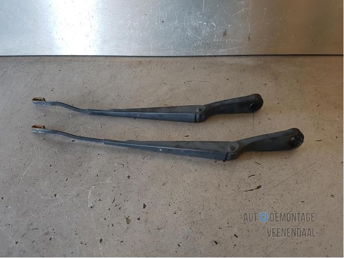 Front wiper arm from a Saab 9-3 I (YS3D) 2.0t 16V Ecopower 2002