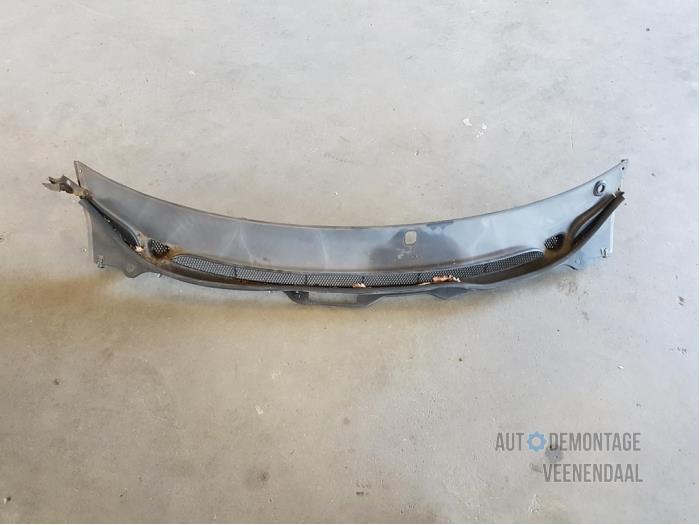 Cowl top grille from a Volvo V70 (SW) 2.4 20V 140 2007