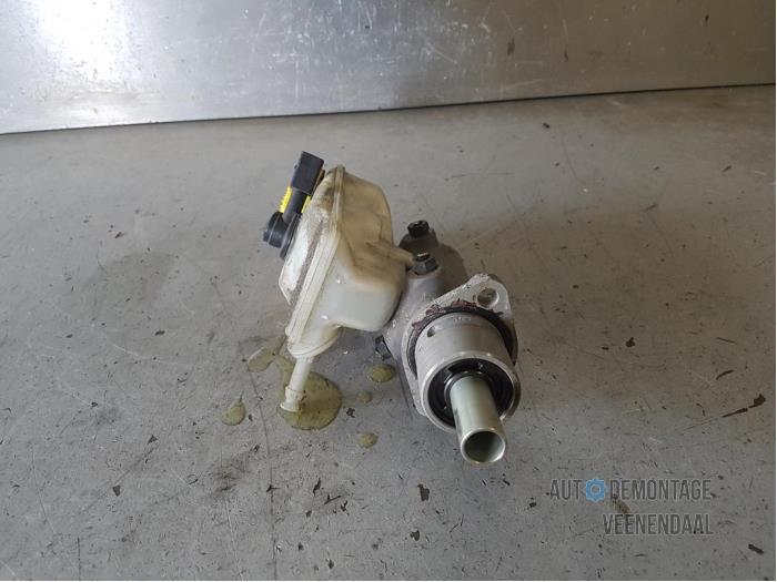 Master cylinder from a Volkswagen Polo III (6N2) 1.4 2000