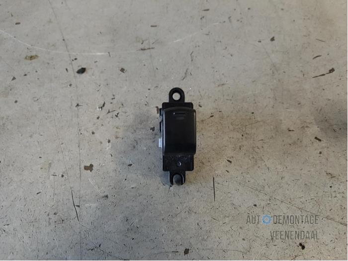 Usados Interruptor de ventanilla eléctrica Nissan Micra (K12) 1.2 16V Precio € 8,00 Norma de margen ofrecido por Autodeleninkleur