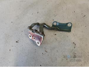 Used Bonnet Hinge Kia Rio (DC22/24) 1.5 RS,LS 16V Price € 5,00 Margin scheme offered by Autodemontage Veenendaal BV