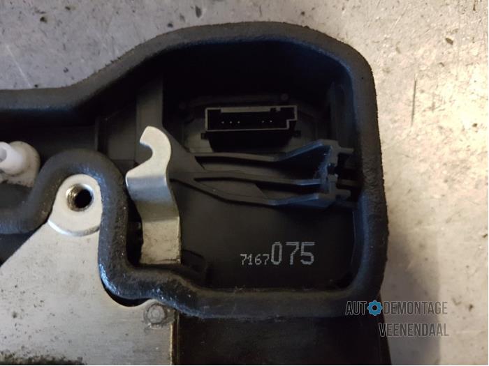 Rear door lock mechanism 4-door, left from a BMW 1 serie (E87/87N) 116i 1.6 16V 2006