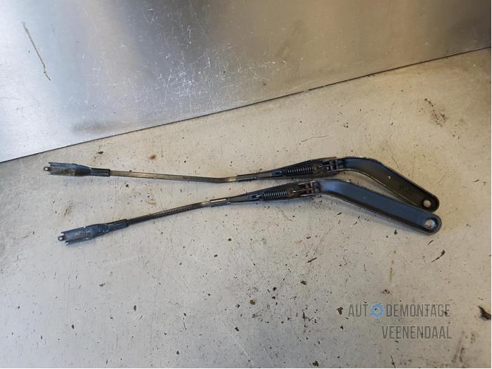 Front wiper arm from a BMW 1 serie (E87/87N) 116i 1.6 16V 2006