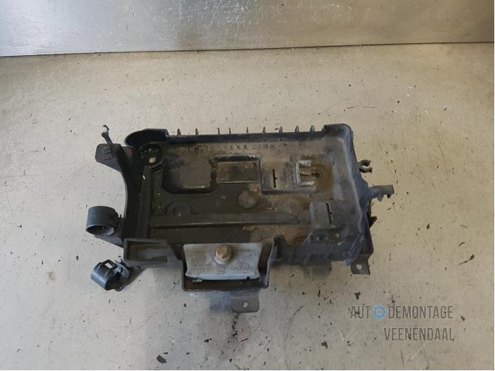 Begagnade Batterilåda Opel Corsa D 1.2 16V Pris € 11,00 Marginaltabell erbjuds av Autodeleninkleur